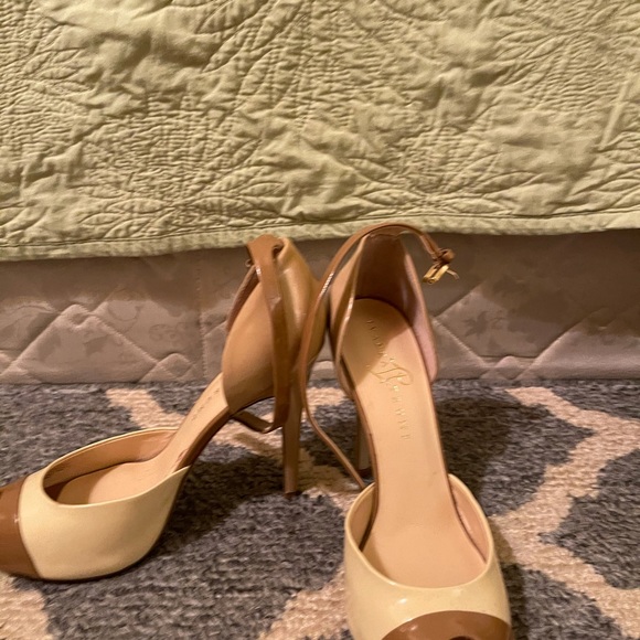 Ivanka Trump Leather Peep Toe Pumps Nude Heels - Picture 4 of 4